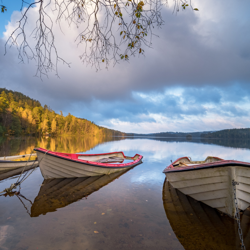 Лодки на берегу реки на рассвете