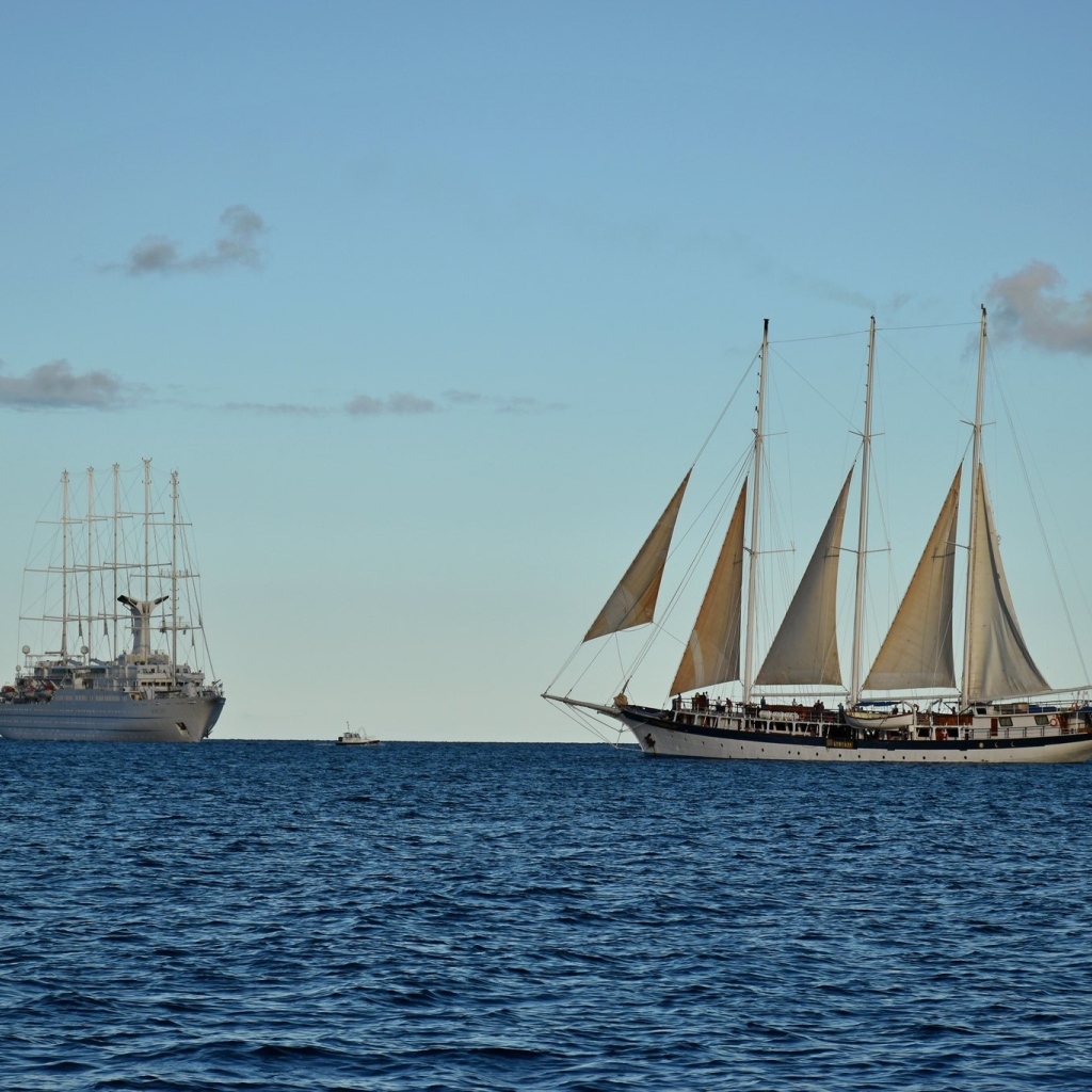 Парусная яхта и корабль в открытом море