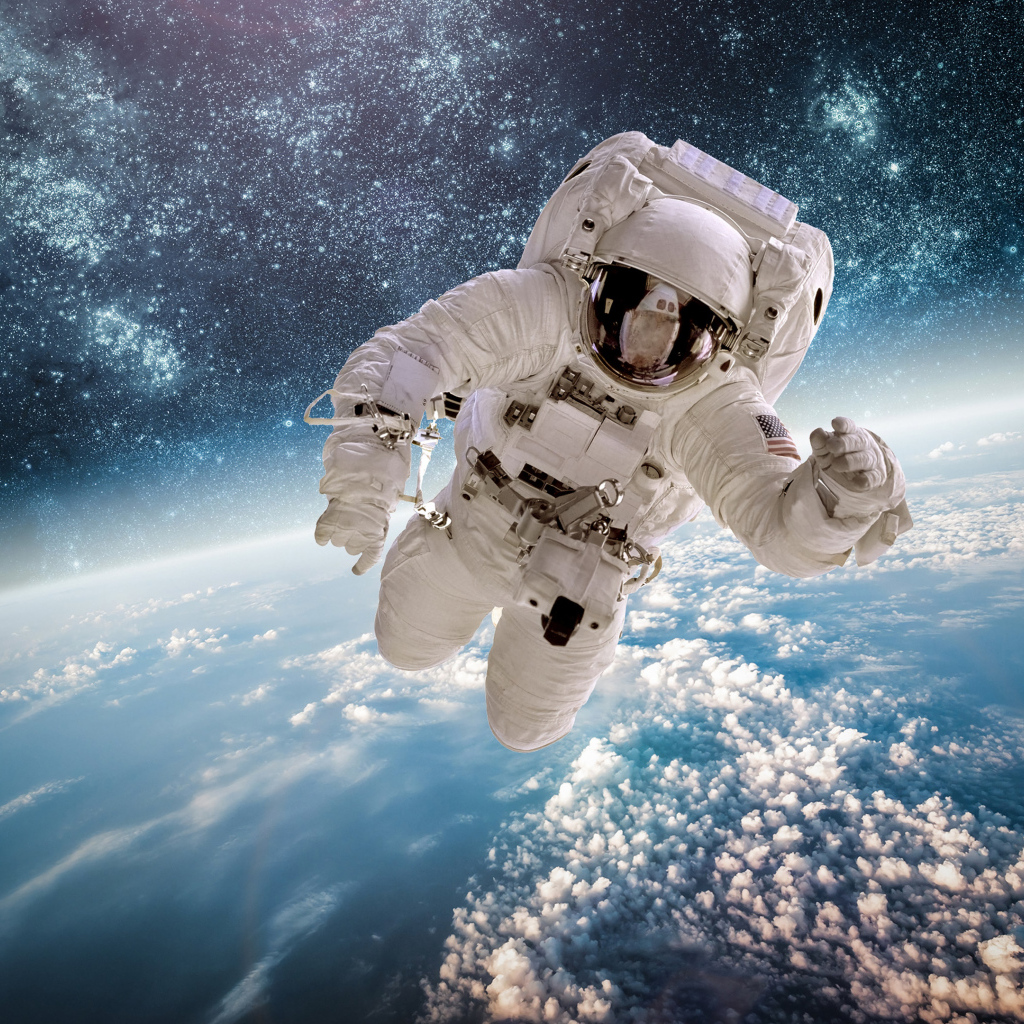 Астронавт летит над планетой земля в космосе