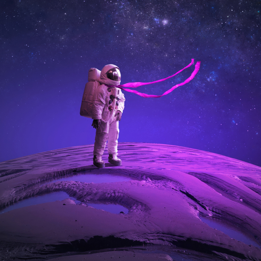 Астронавт стоит на поверхности планеты