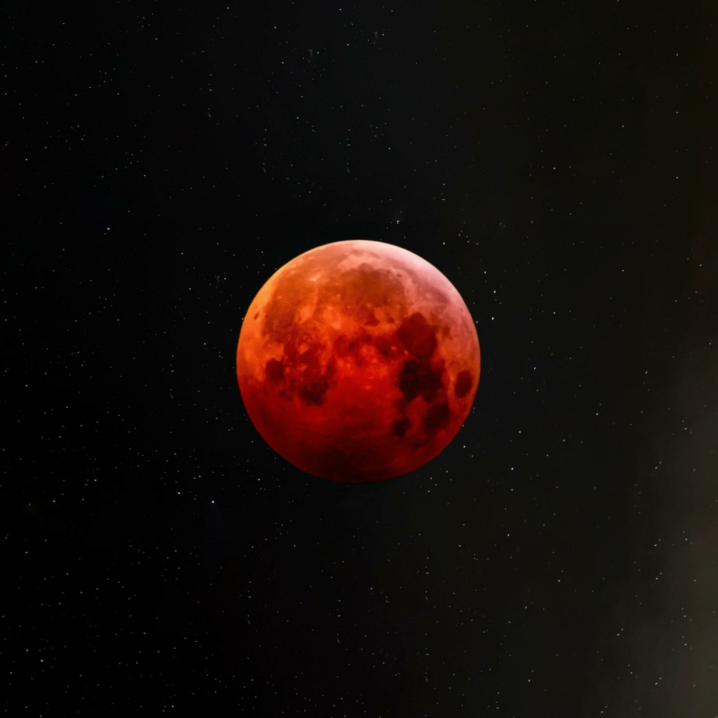 Большая красная луна в звездном небе