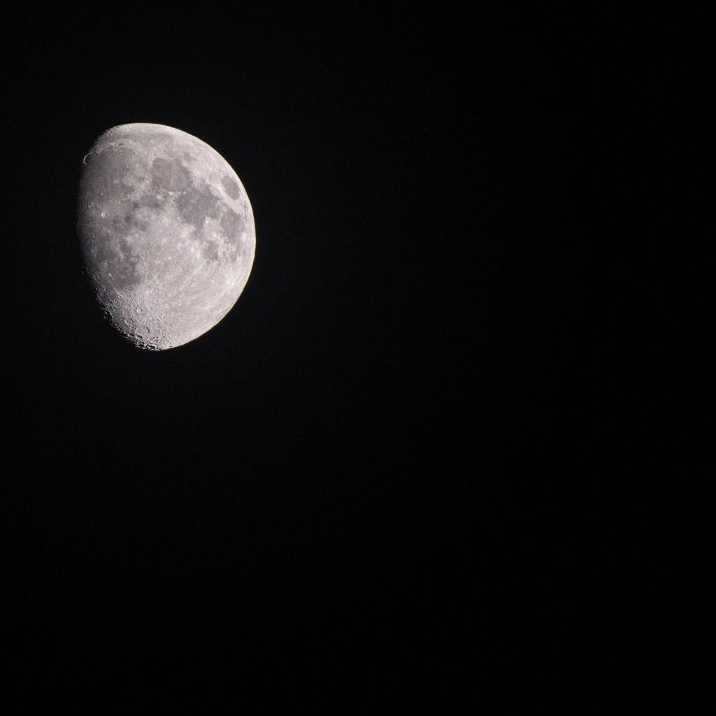 Половина луны в черном небе