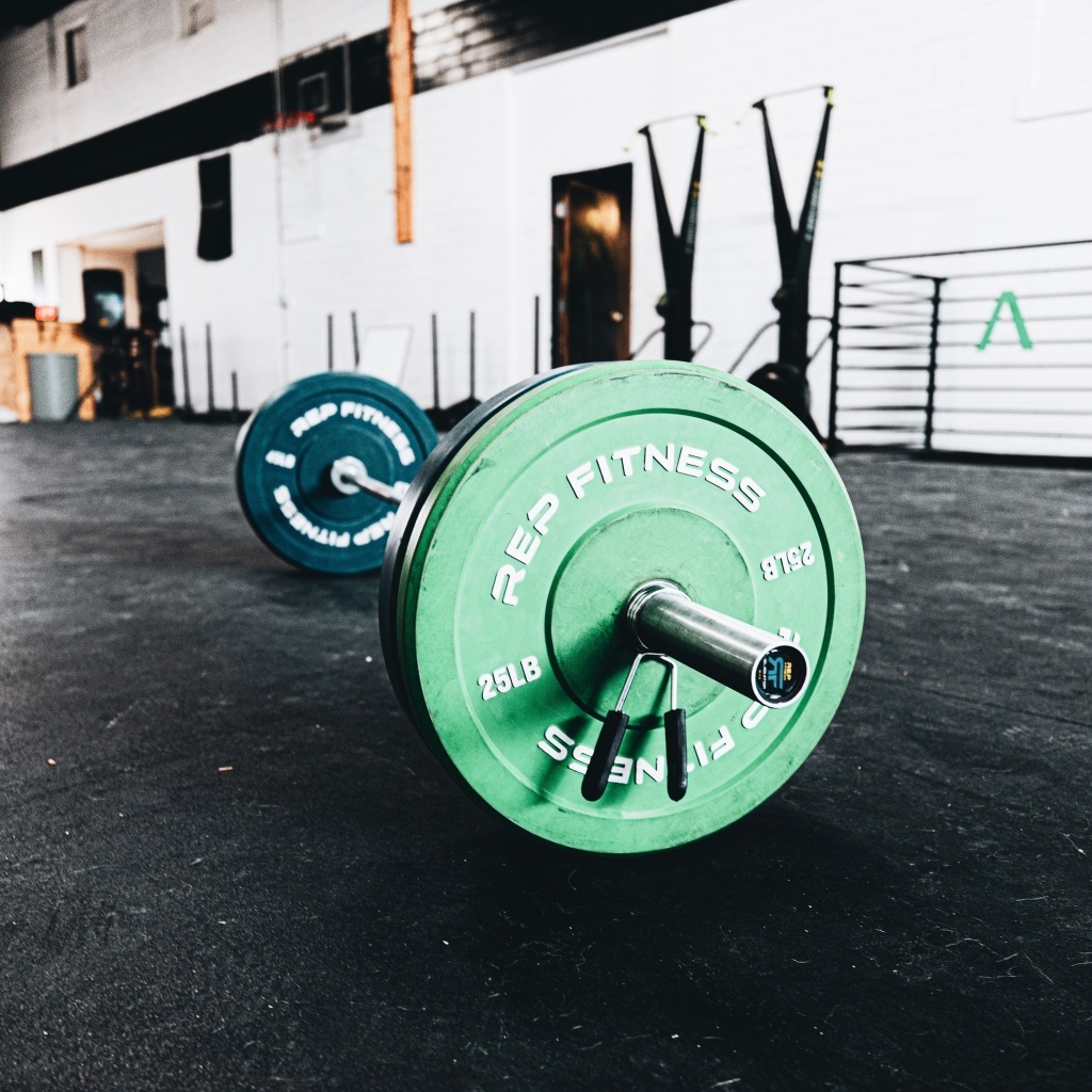 Большая тяжелая штанга в спортзале