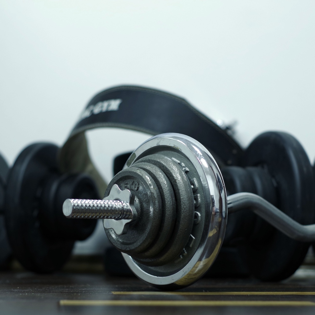 Тяжелые гантели для занятий спортом