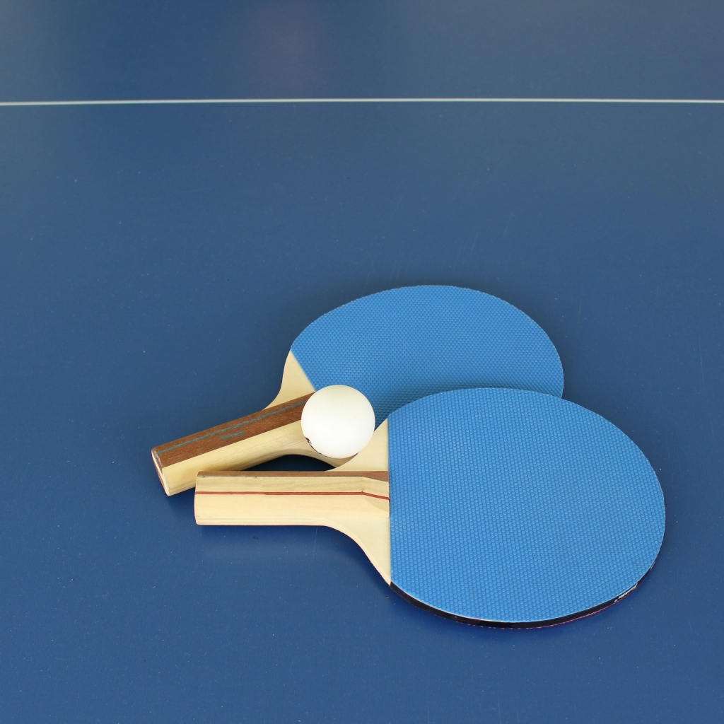 Две ракетки и мяч для настольного тенниса