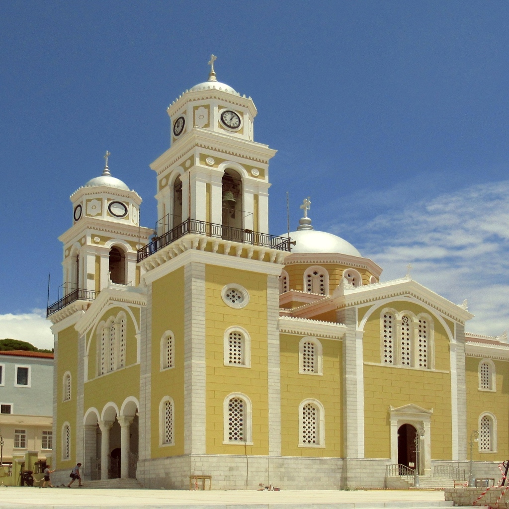 Красивое здание церкви под голубым небом