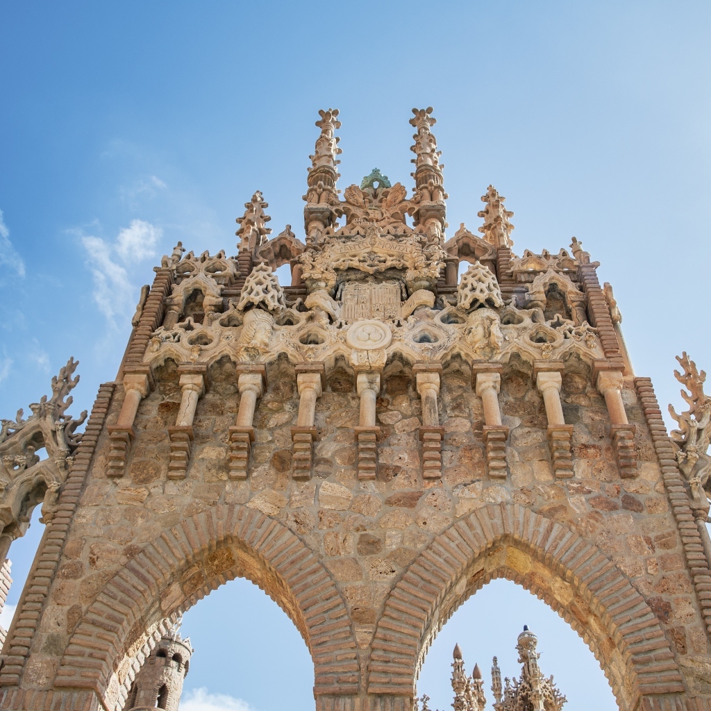 Красивая старинная арка у входа в храм