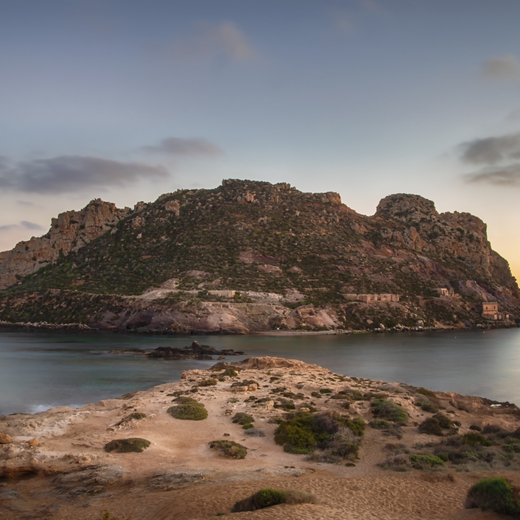 Красивый вид на скалу в море, Исландия