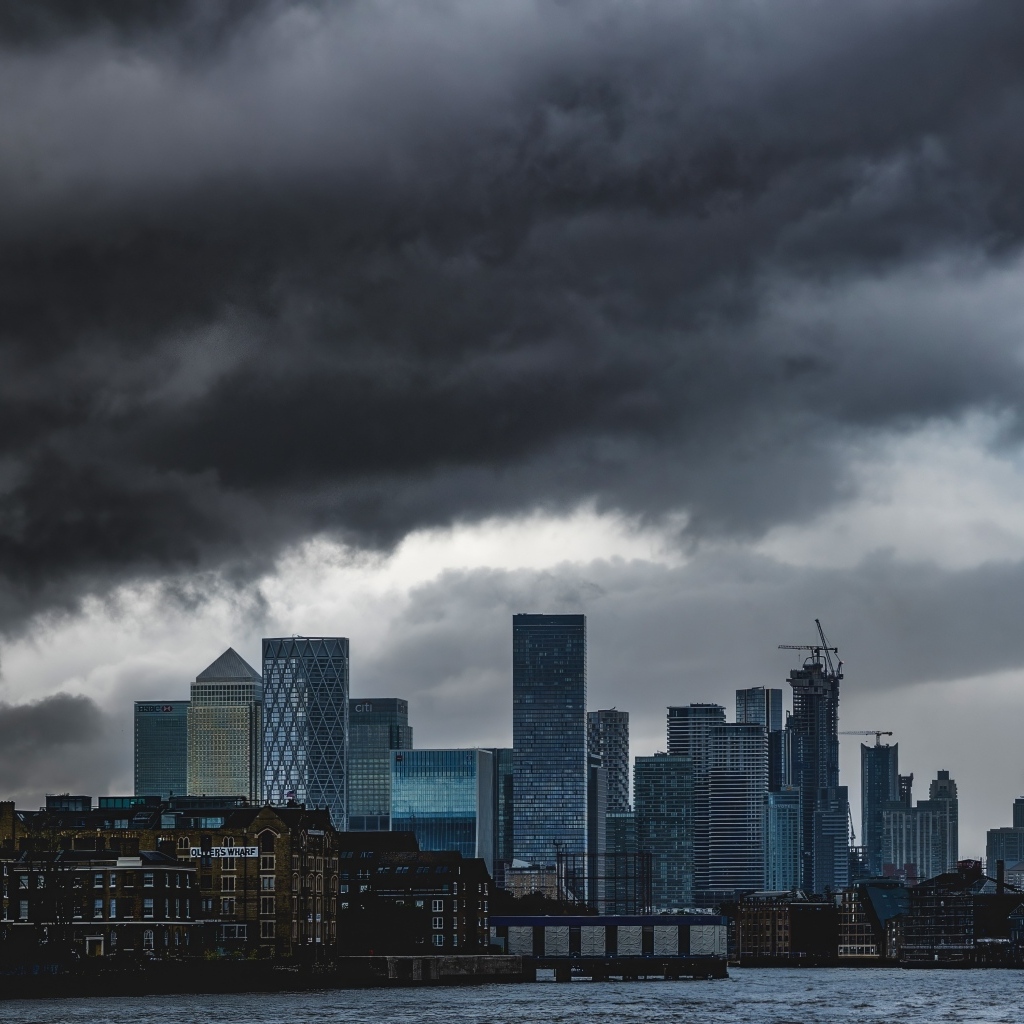 Черные облака над небоскребами города