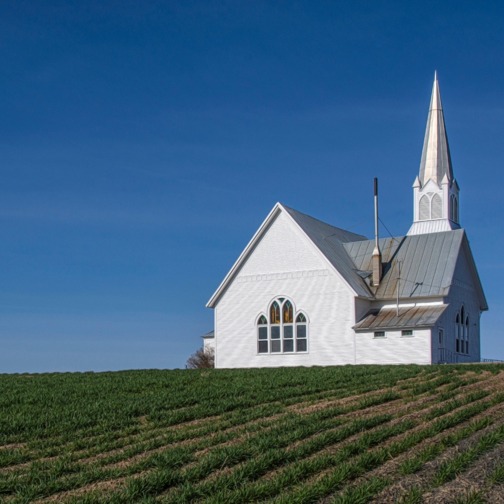 Маленькая старая церковь под голубым небом