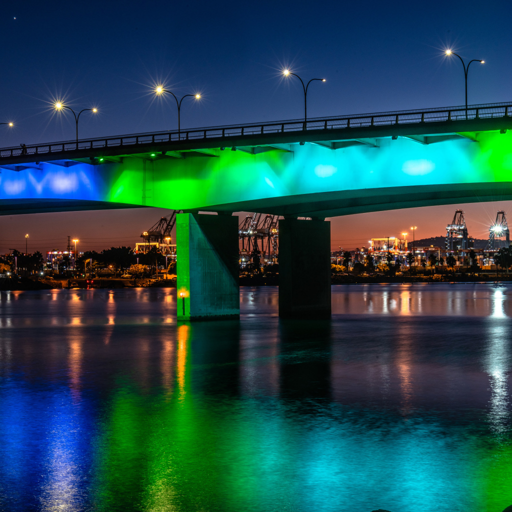 Мосты-близнецы Квинсуэй с красивой подсветкой ночью