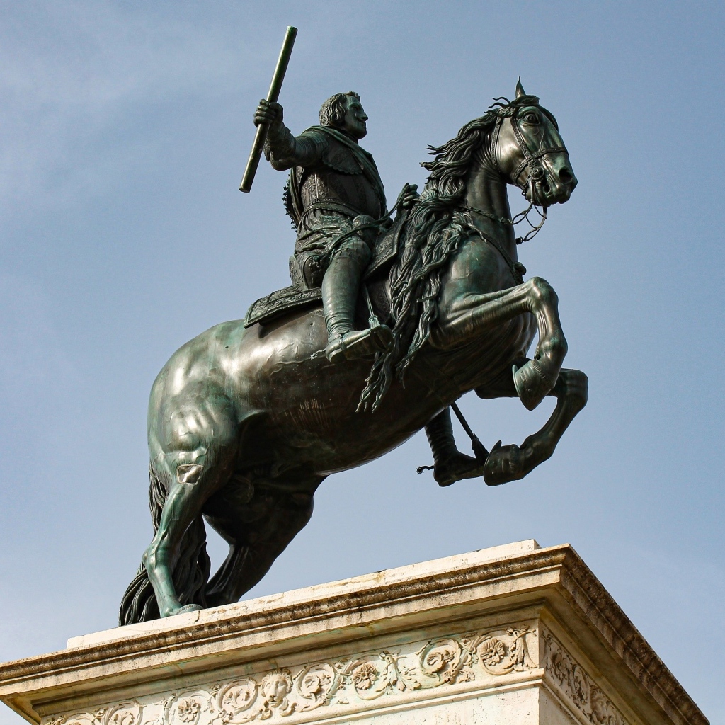 Статуя всадник на коне крупным планом