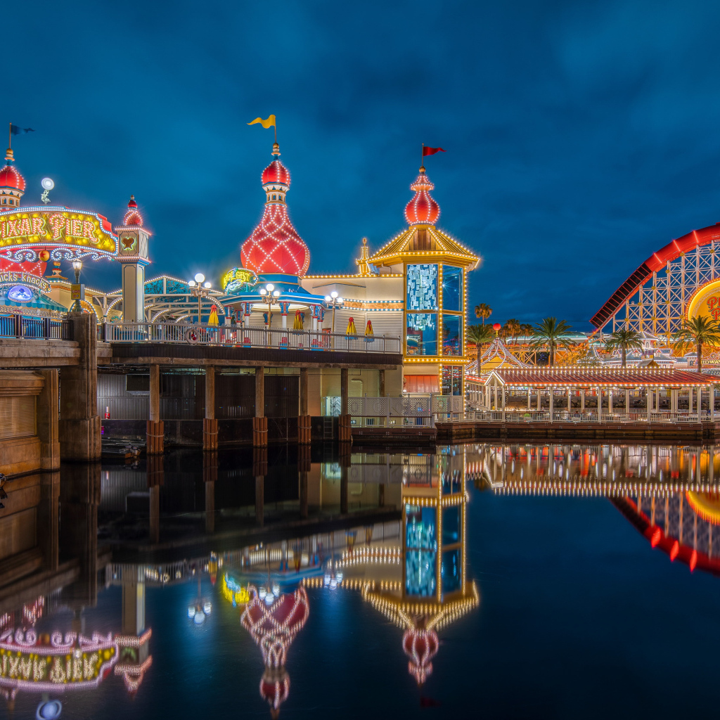 Красивая территория парка Пиксар Пир