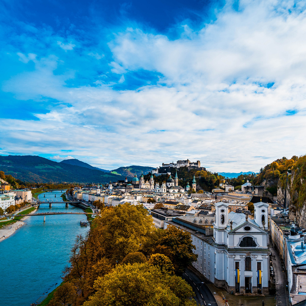 Вид на Альпы и город Зальцбург, Австрия