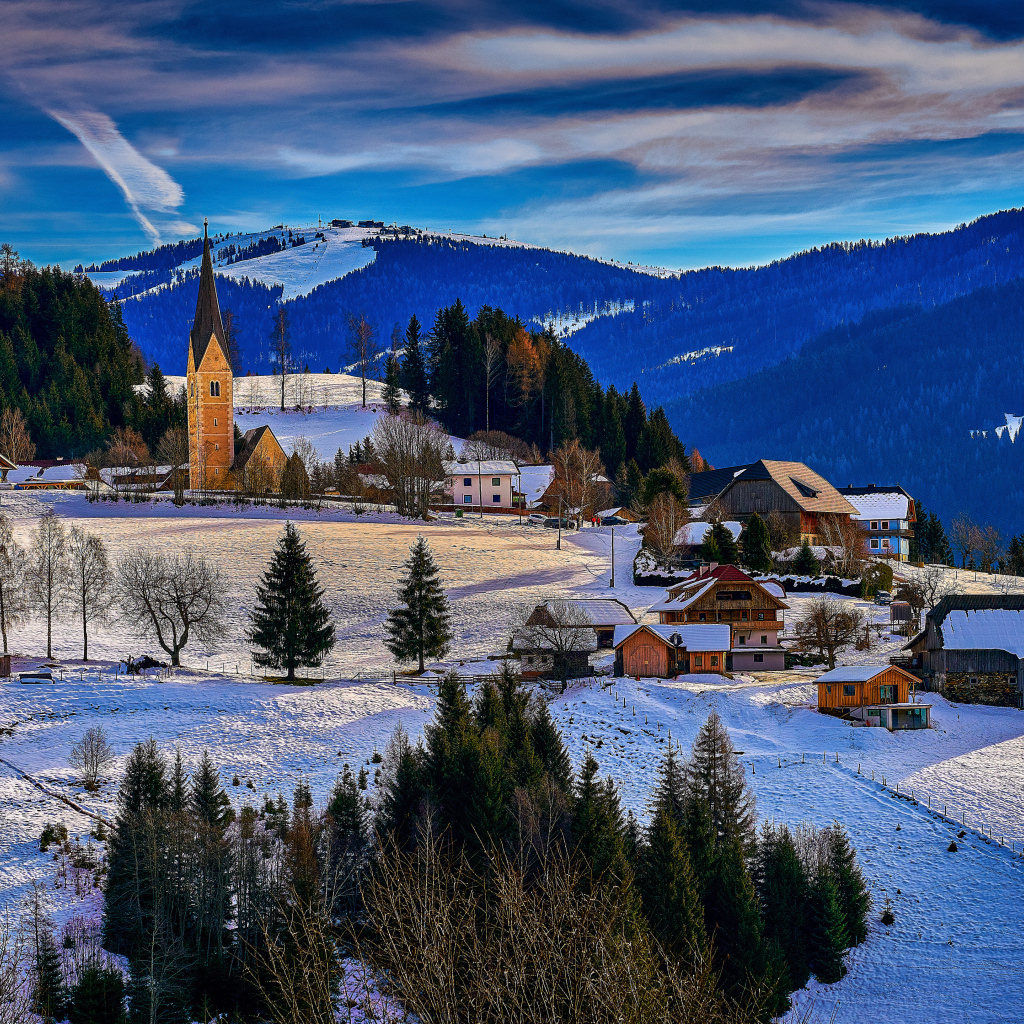 Спокойный зимний город в горах, Австрия