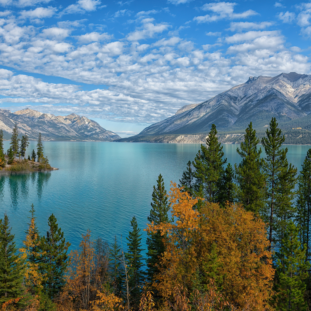 Красивое горное озеро Абрахам, Канада