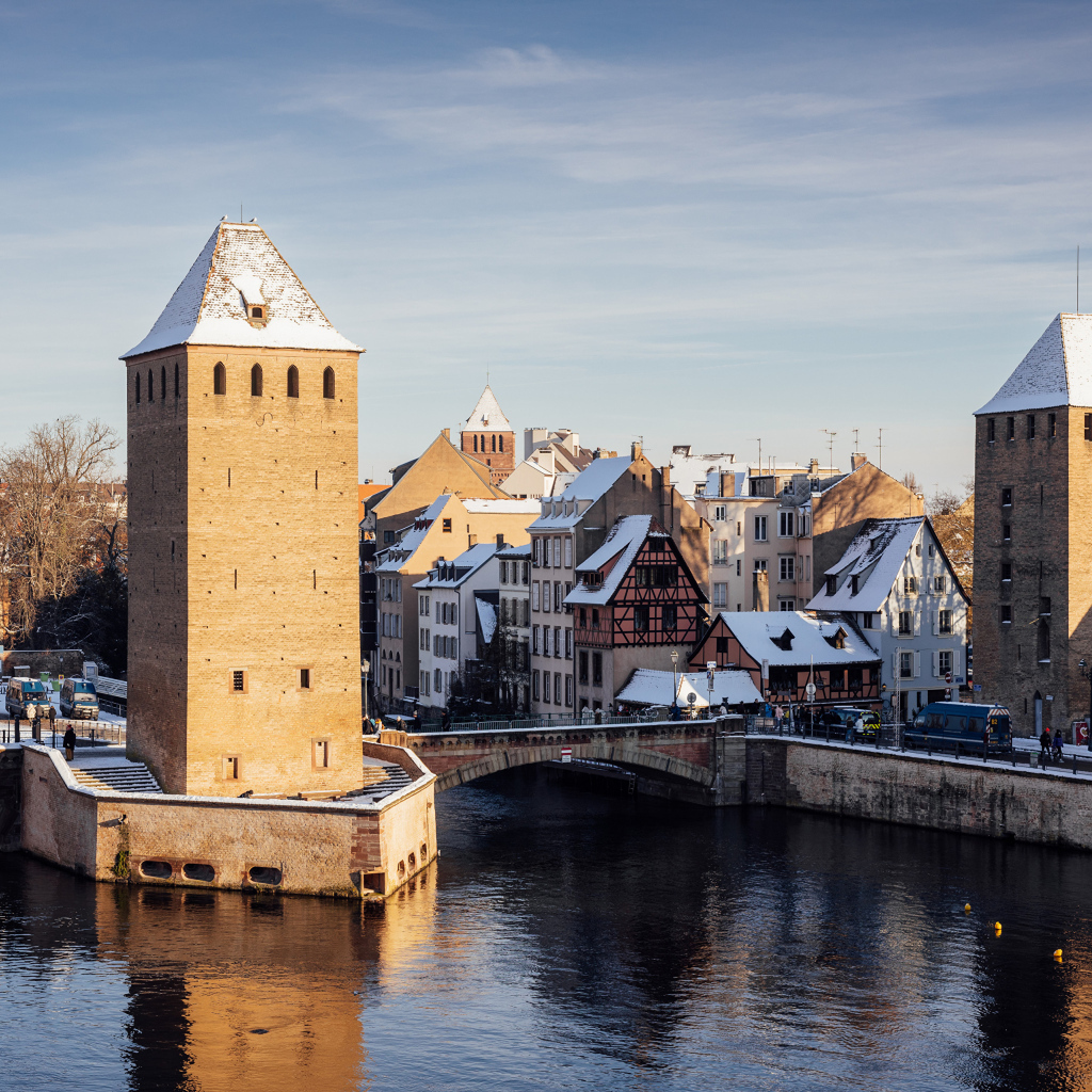 Река и дома в городе Страсбург, Франция