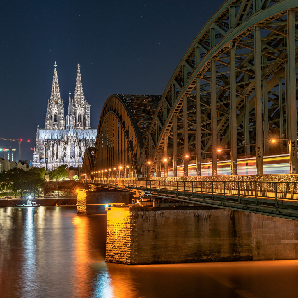 Мост через реку и замок в городе Кельн, Германия