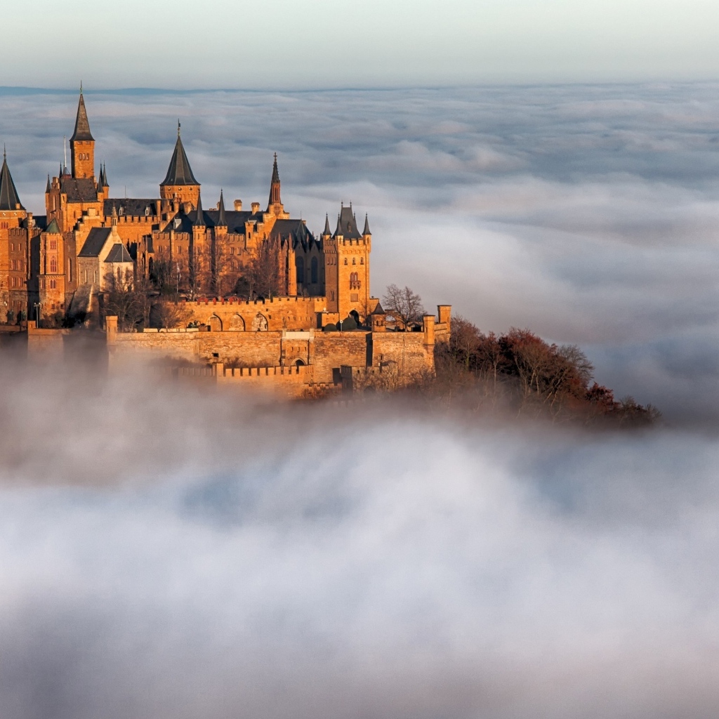 Замок Гогенцоллерн в тумане, Германия