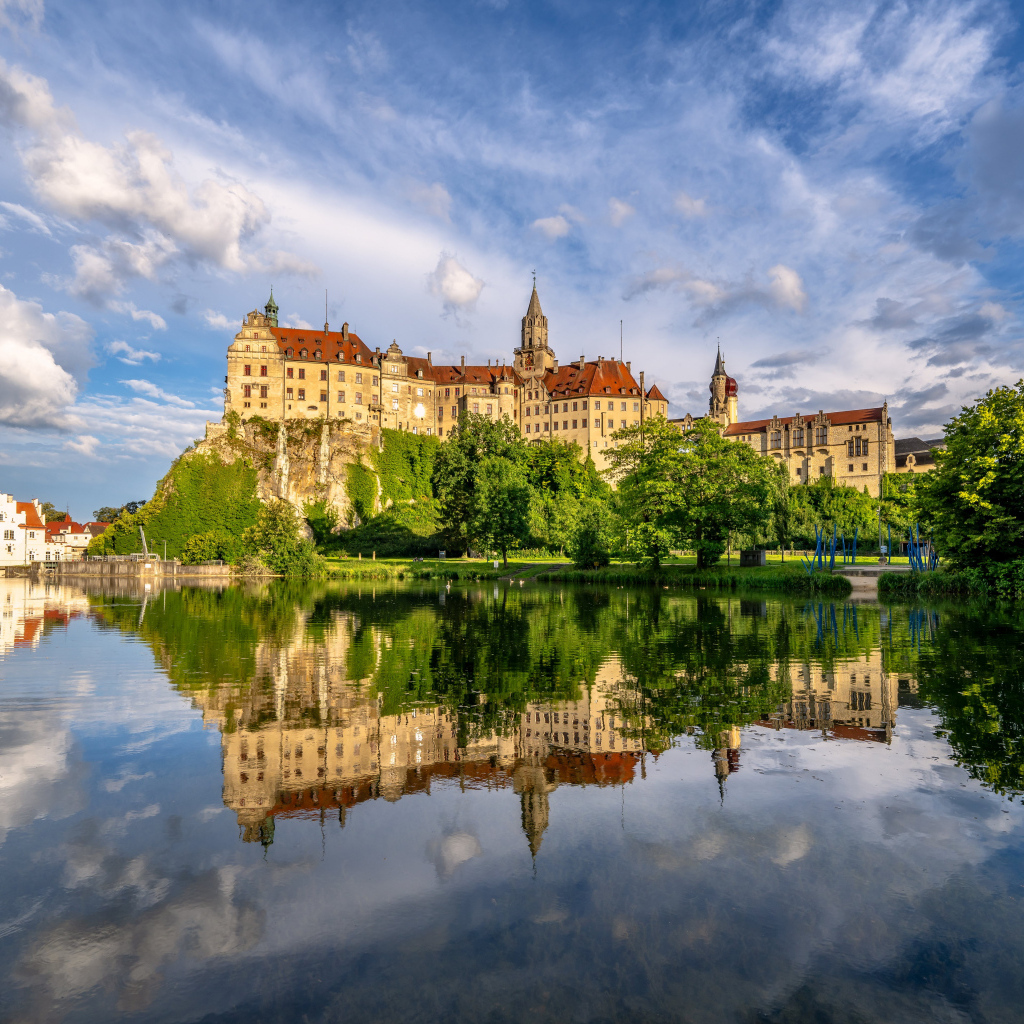 Замок Гогенцоллерн отражается в воде летом, Германия