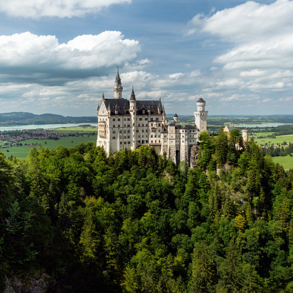 Замок Нойшванштайн в густых зарослях деревьев, Германия
