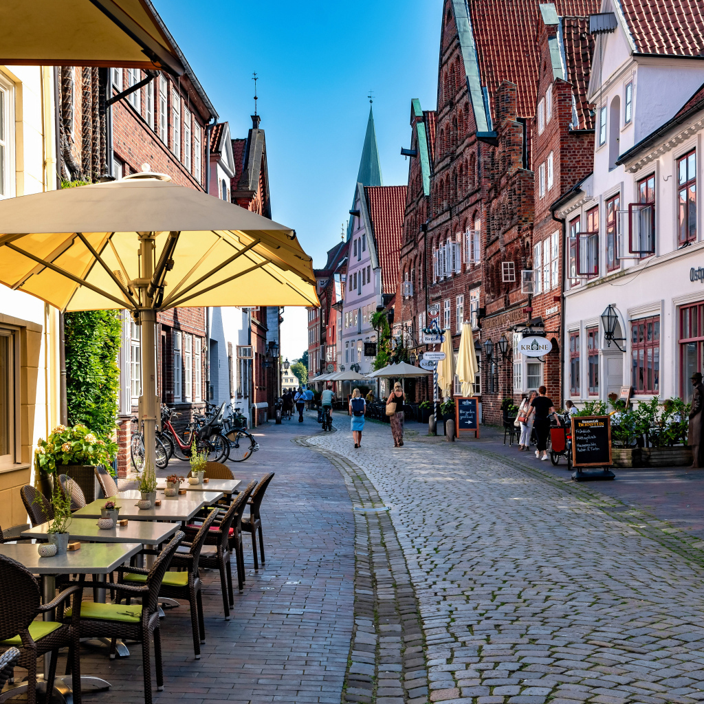 Старая улица с красивыми домами, Германия