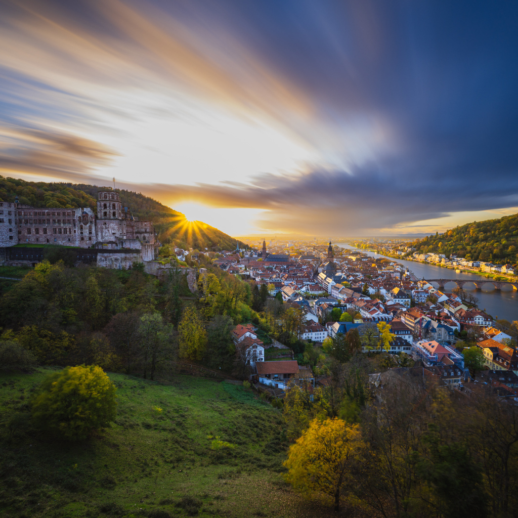 Вид сверху на город у реки на рассвете, Германия