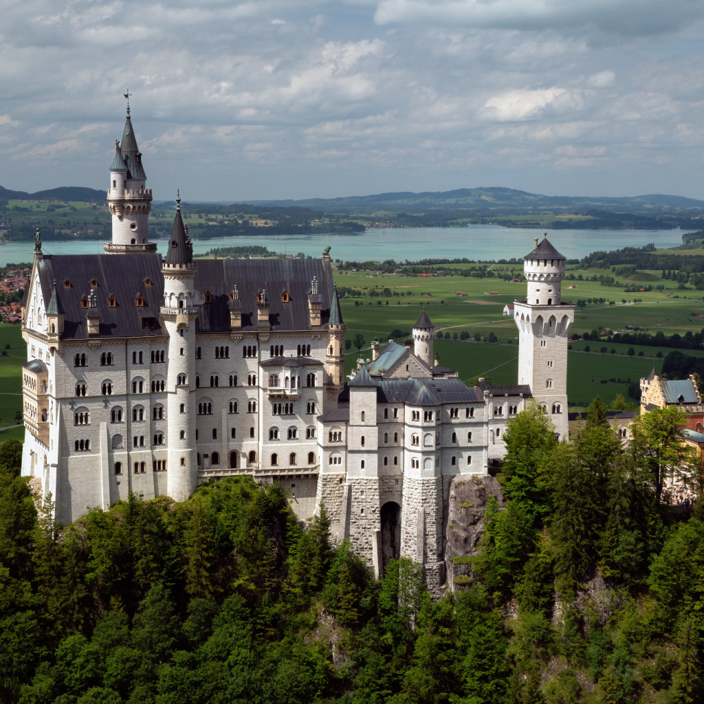 Вид на красивый старинный замок Нойшванштайн, Германия