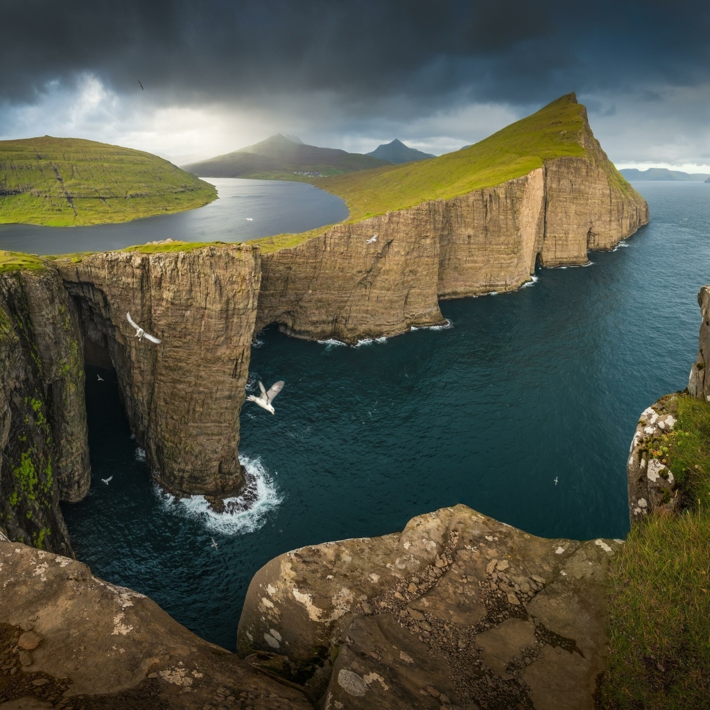 Красивый вид на утесы и реку, Исландия