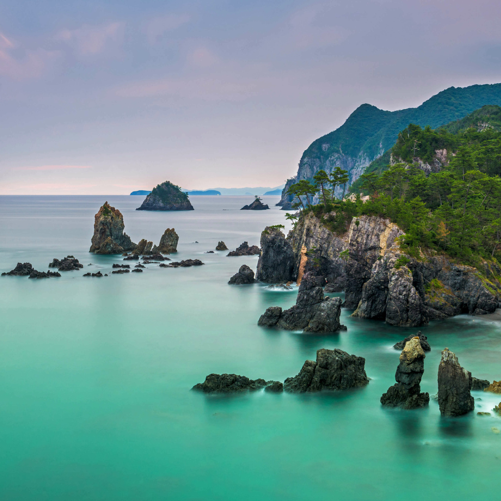 Покрытые зеленью утесы у моря, Исландия