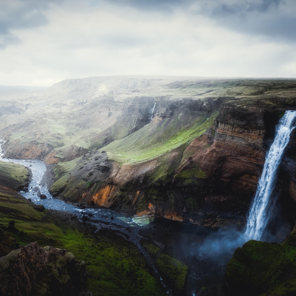 Водопад стекает со скалы в каньон, Исландия