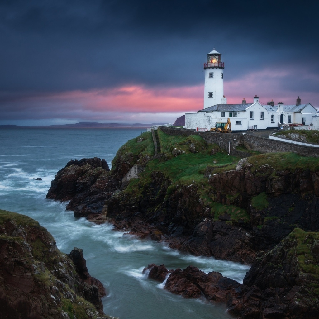 Здание маяка на скале у моря, Ирландия