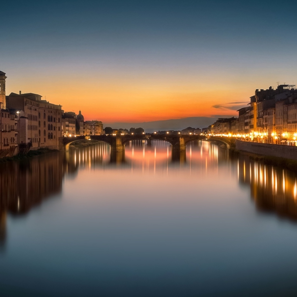 Красивый вид на дома и реку вечером, Италия