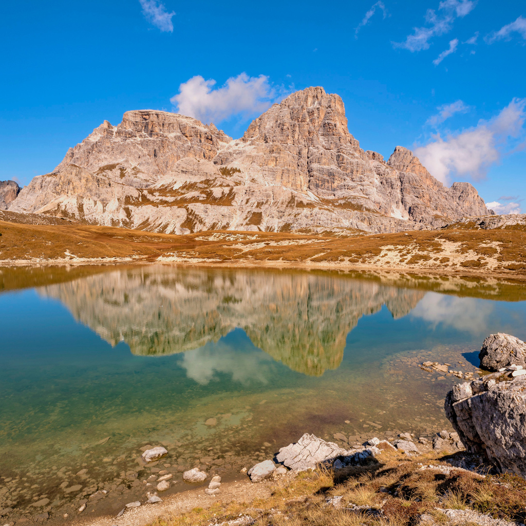 Скала отражается в воде, Италия
