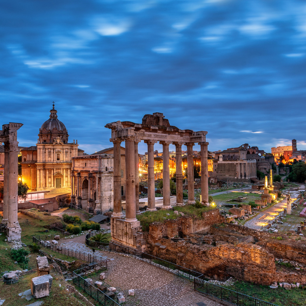 Руины старого Рима в сумерках, Италия