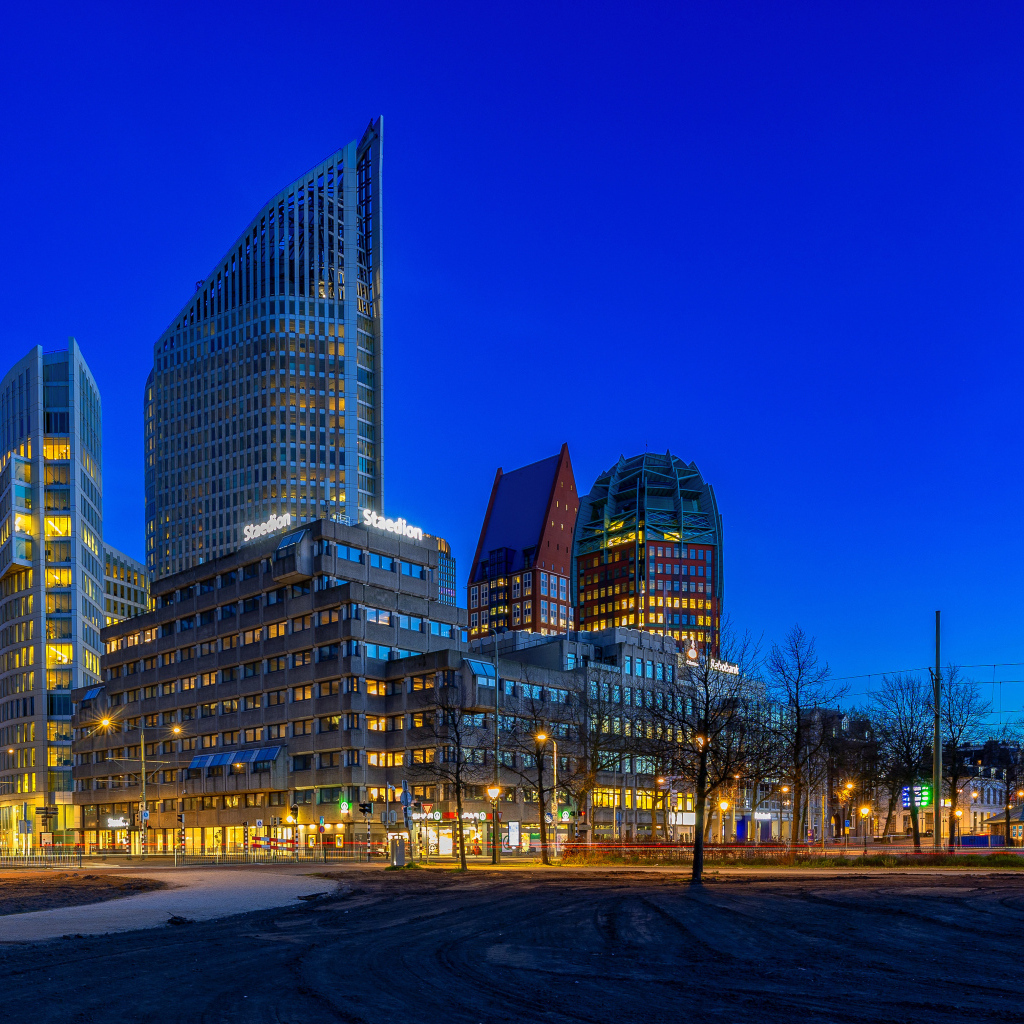Красивые яркие небоскребы города Гаага, Нидерланды