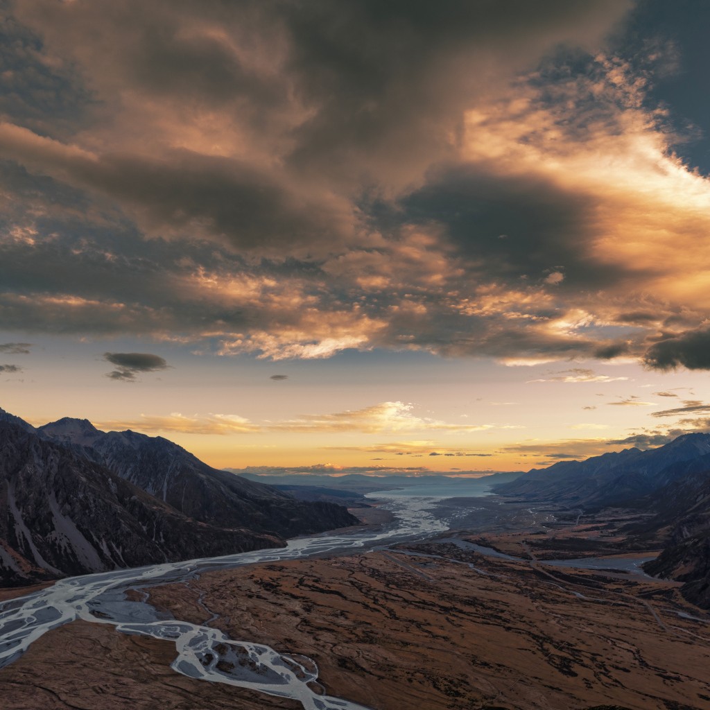 Побережье под грозовым небом  в горах, Новая Зеландия
