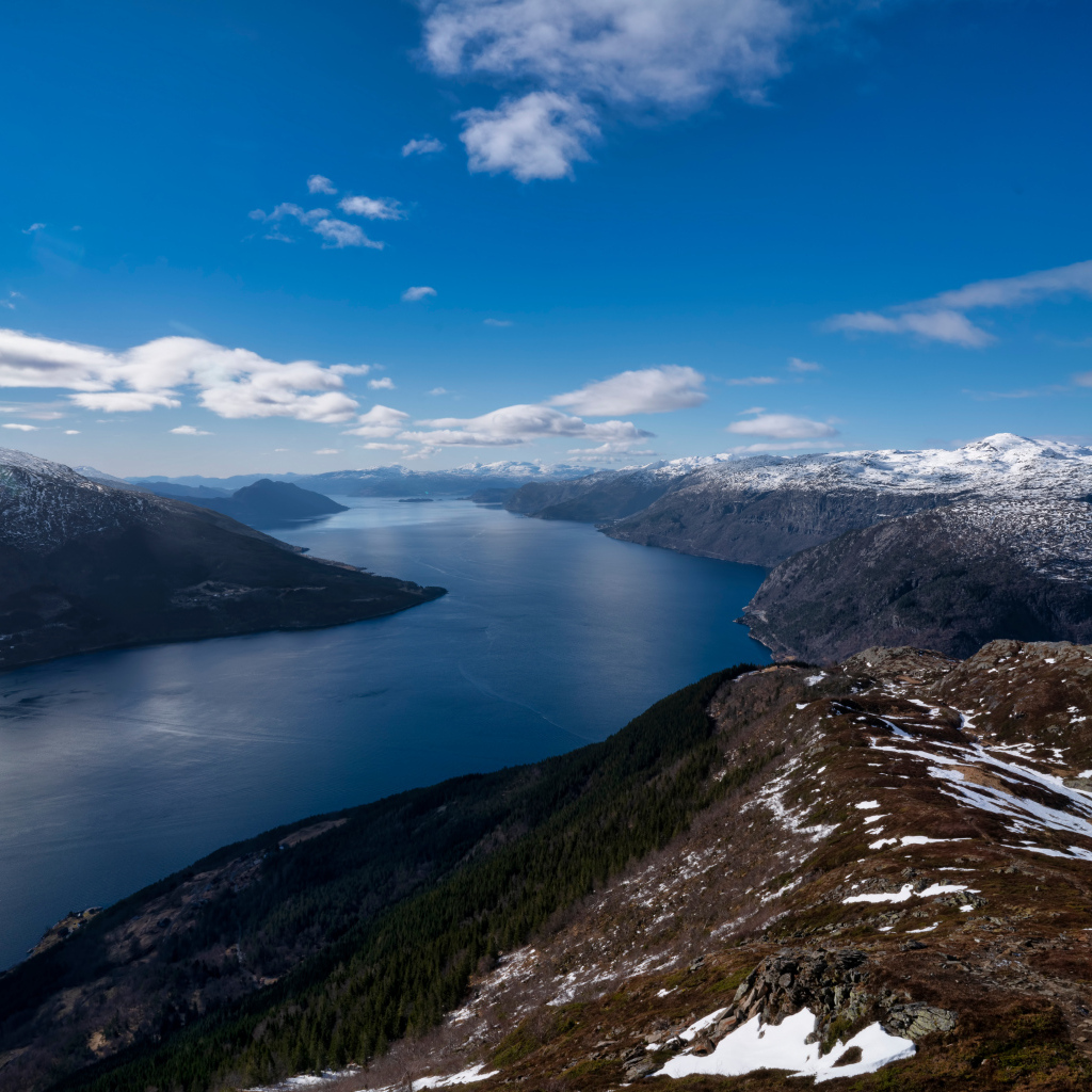 Красивый вид на фьорд и горы, Норвегия