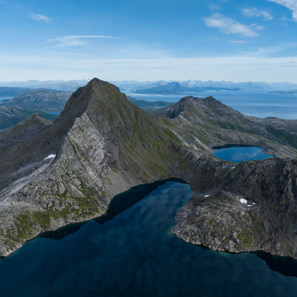 Высокие горы с голубым озером, Норвегия