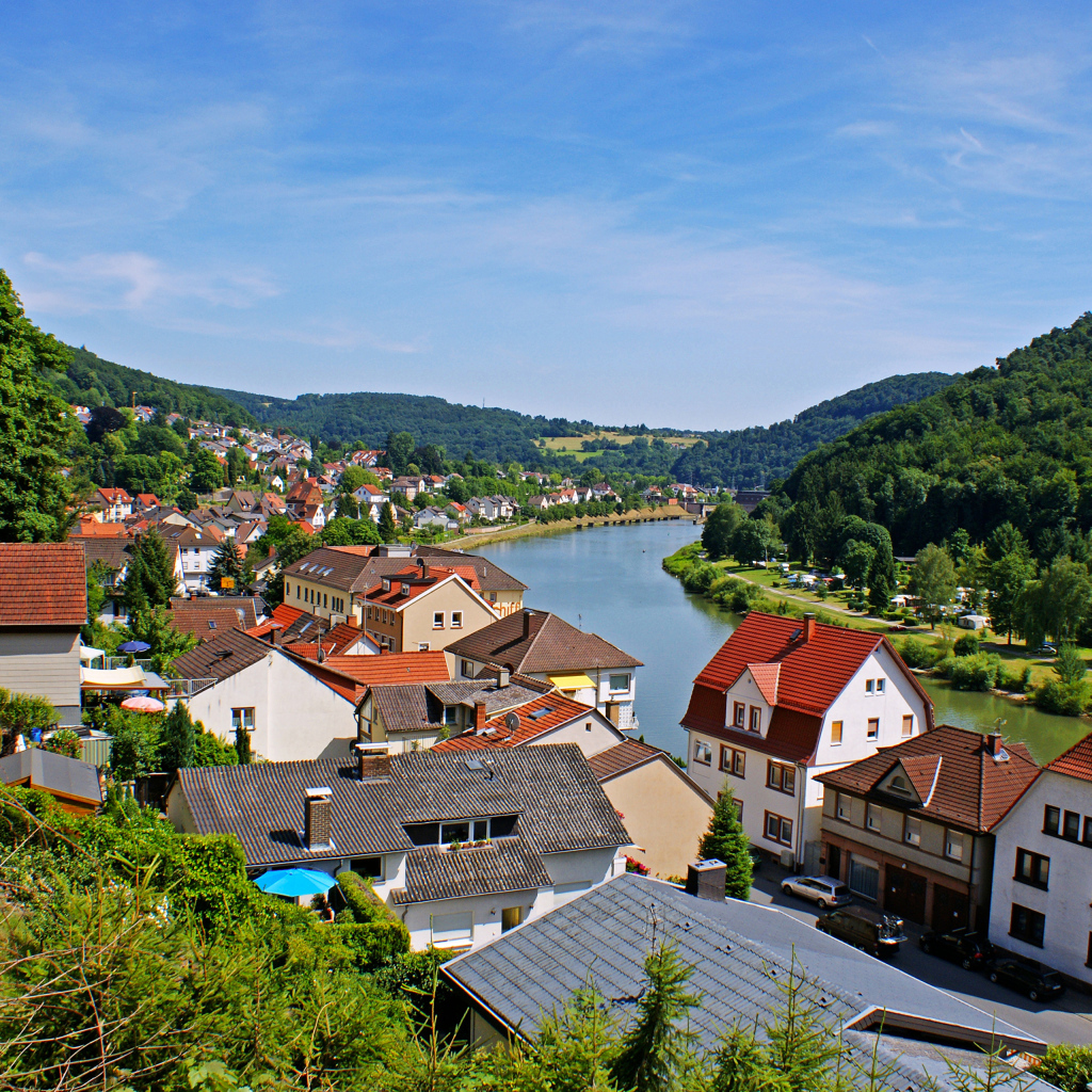 Дома у реки в городе Неккарштайнах, Германия