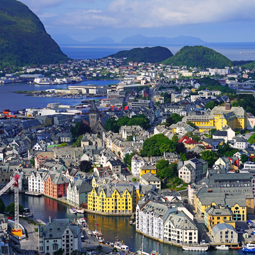 Вид на дома в городе Олесунн, Норвегия