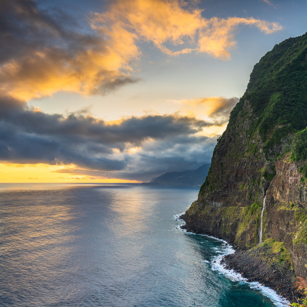 Красивое небо над морем у скал на побережье Мадейра, Португалия