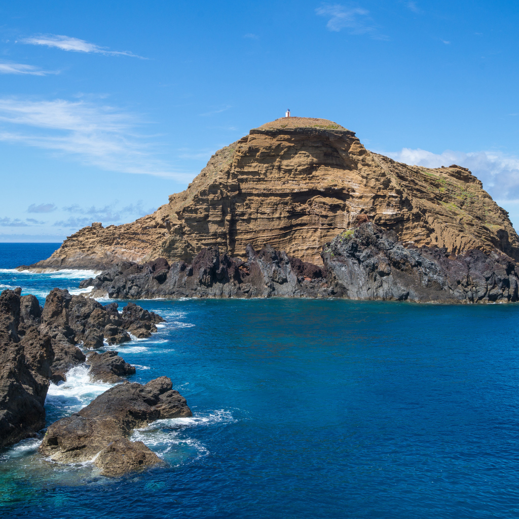 Скала в море на острове Мадейра, Португалия