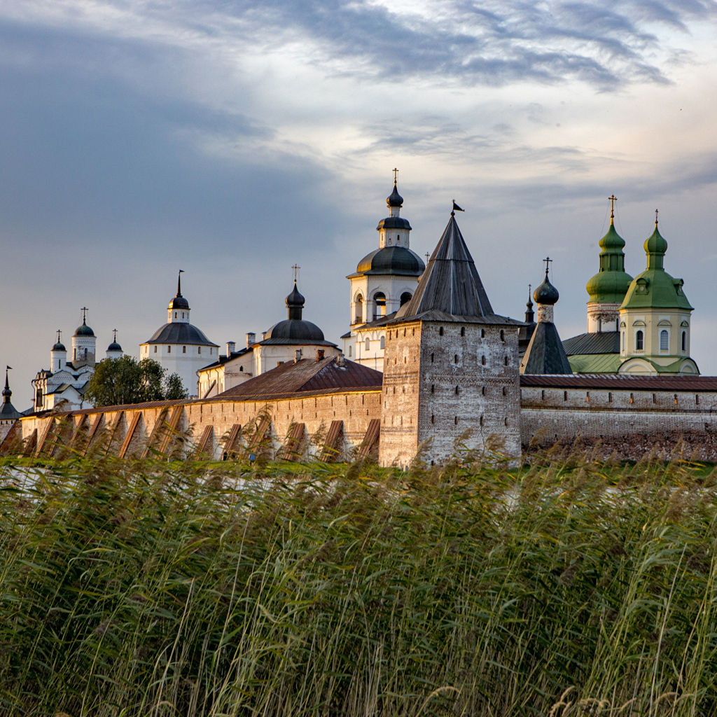 Кирилло-Белозерский монастырь  у реки, Россия