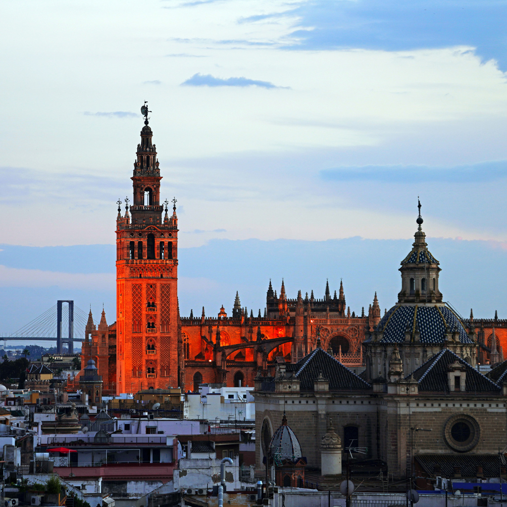 Вид на башню старинного собора в городе Севилья, Испания