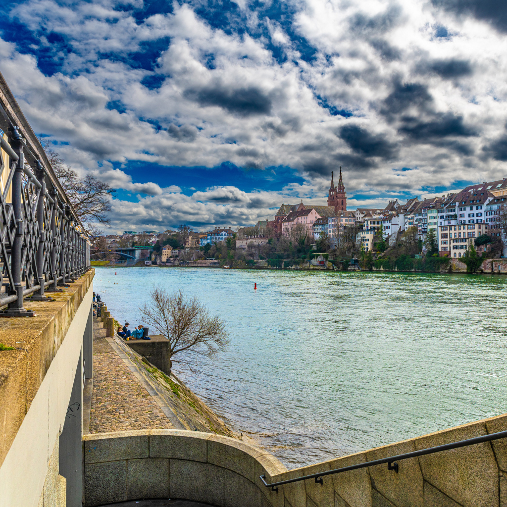 Красивый вид на старую набережную у реки, Швейцария