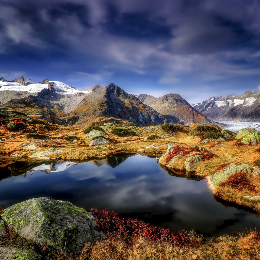 Озеро у подножия Швейцарских Альп