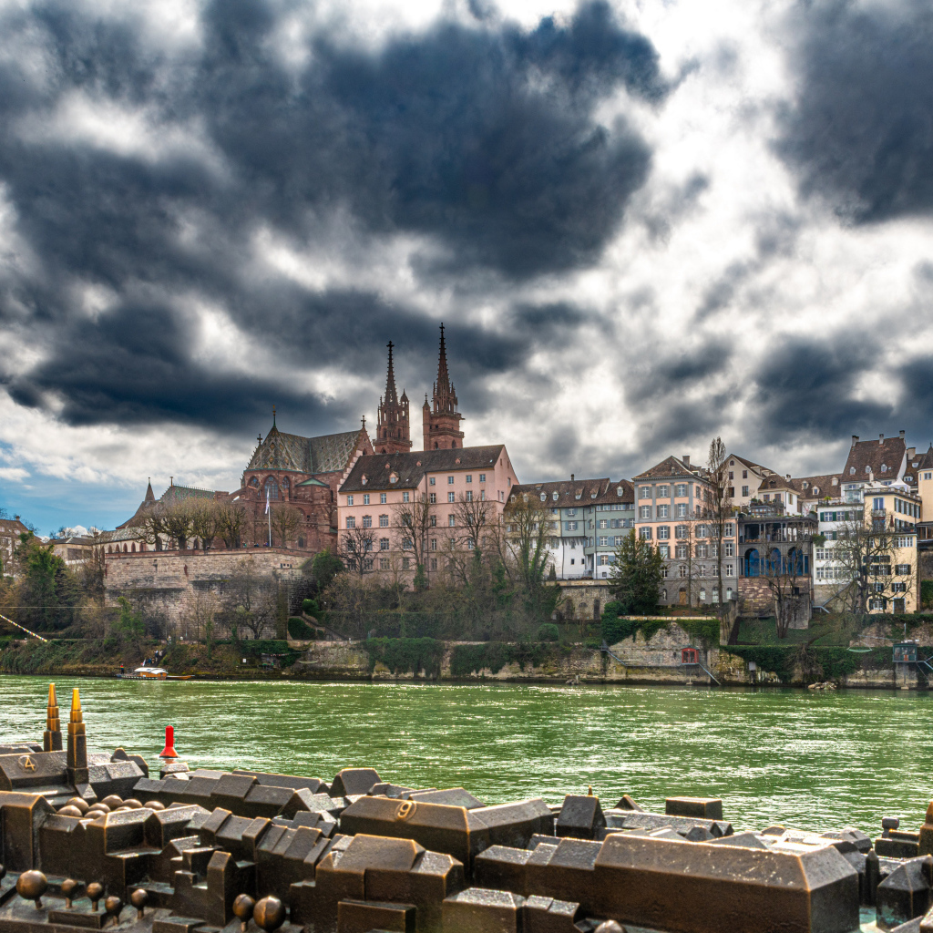 Грозовые облака над домами у реки, Швейцария