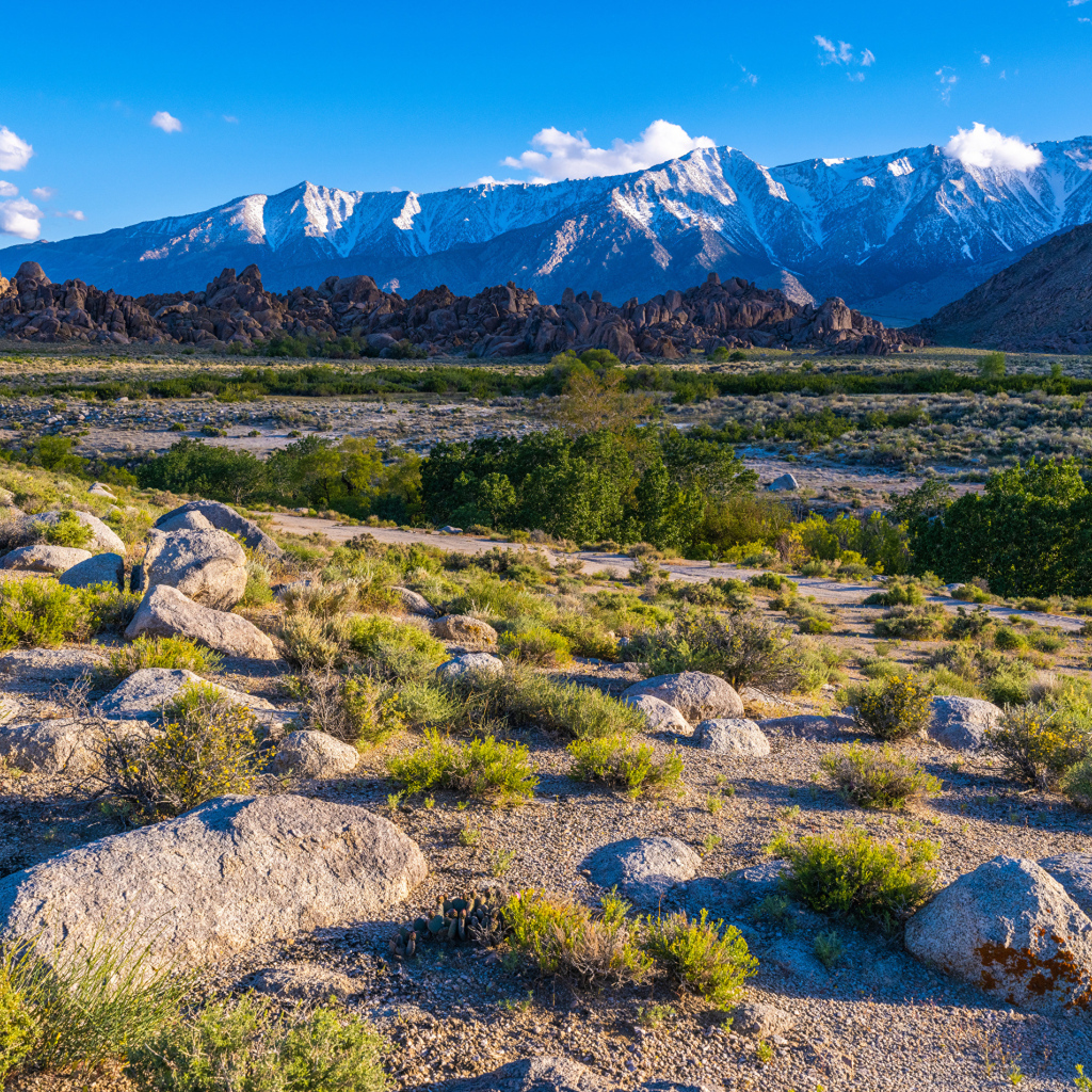 Вид на горы под голубым небом, Калифорния США