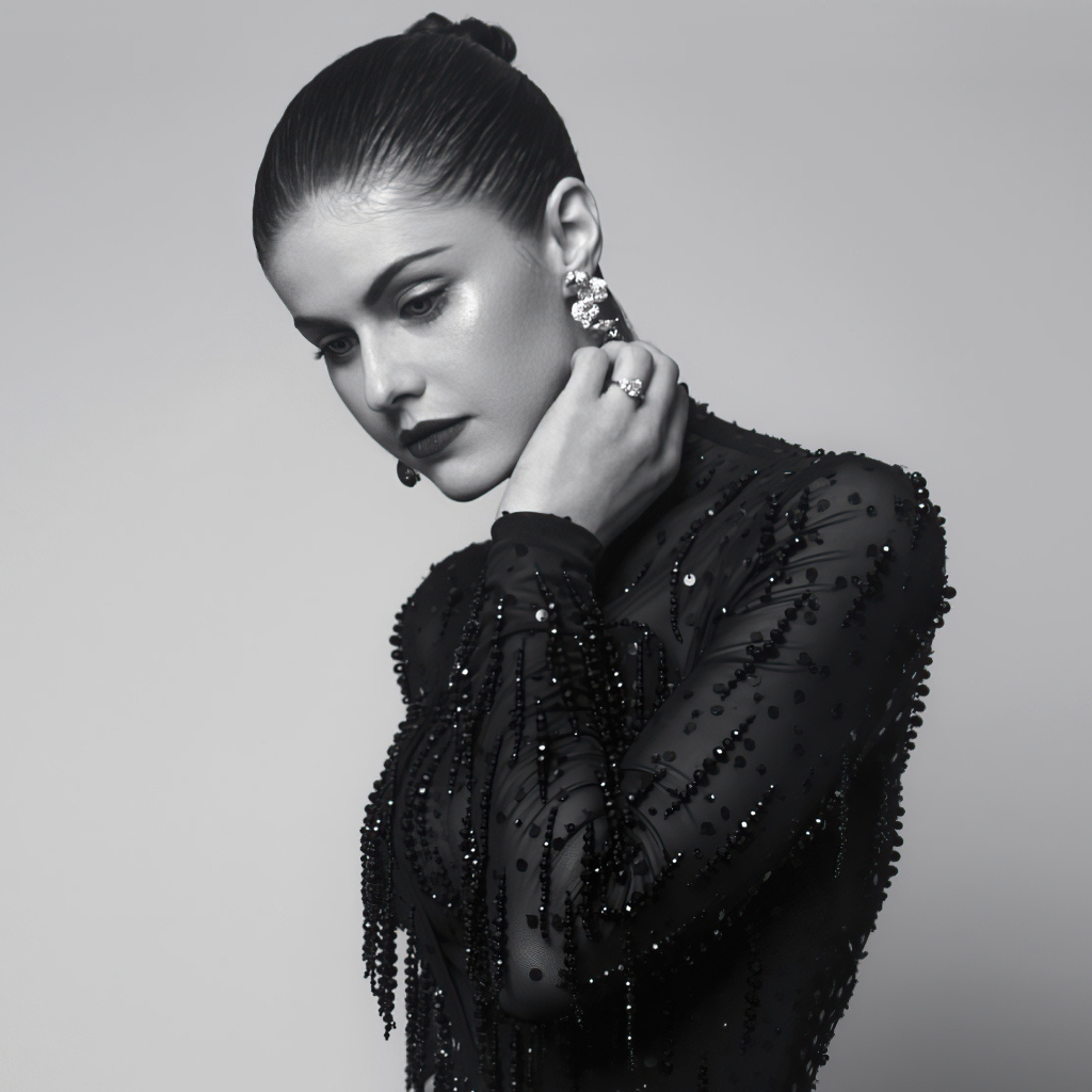 Актриса Александра Даддарио в черном платье на сером фоне